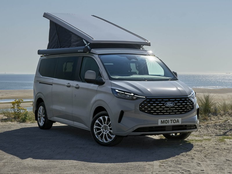 Camper mit aufgestelltem Dach