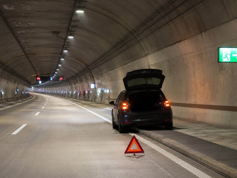 panne-im-tunnel-warndreieck-notausgang.jpg Bild panne-im-tunnel-warndreieck-notausgang.jpg