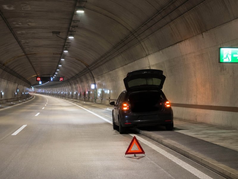 Bild panne-im-tunnel-warndreieck-notausgang.jpg